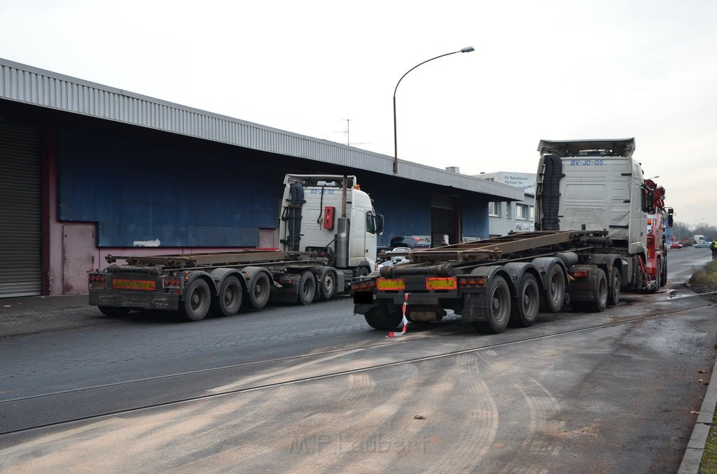 LKW umgestuerzt Niehler Hafen P233.JPG